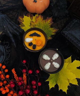 🎃 Taky se připravuješ na magickou noc, kdy se opona mezi živými a mrtvými stahuje? 👻 Svíčky Salem a Winchester navodí tu...